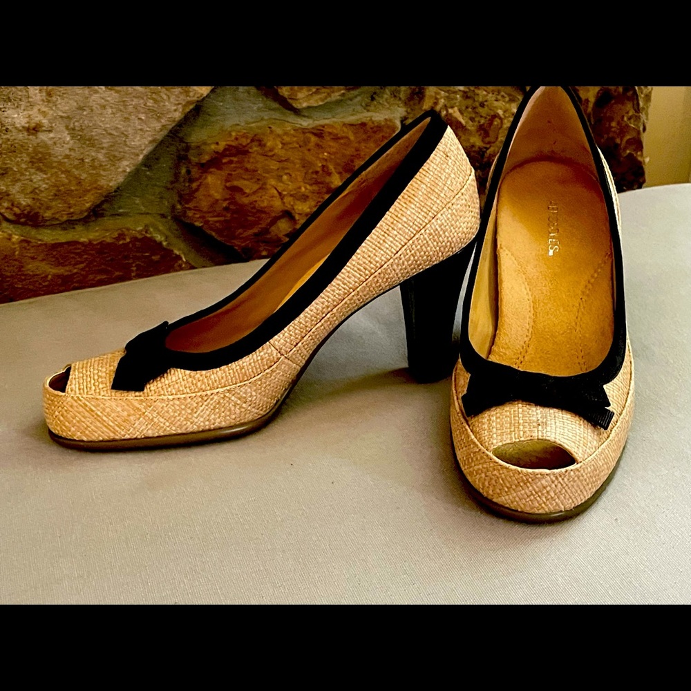 Adorable Natural and Black Aerosole Pumps